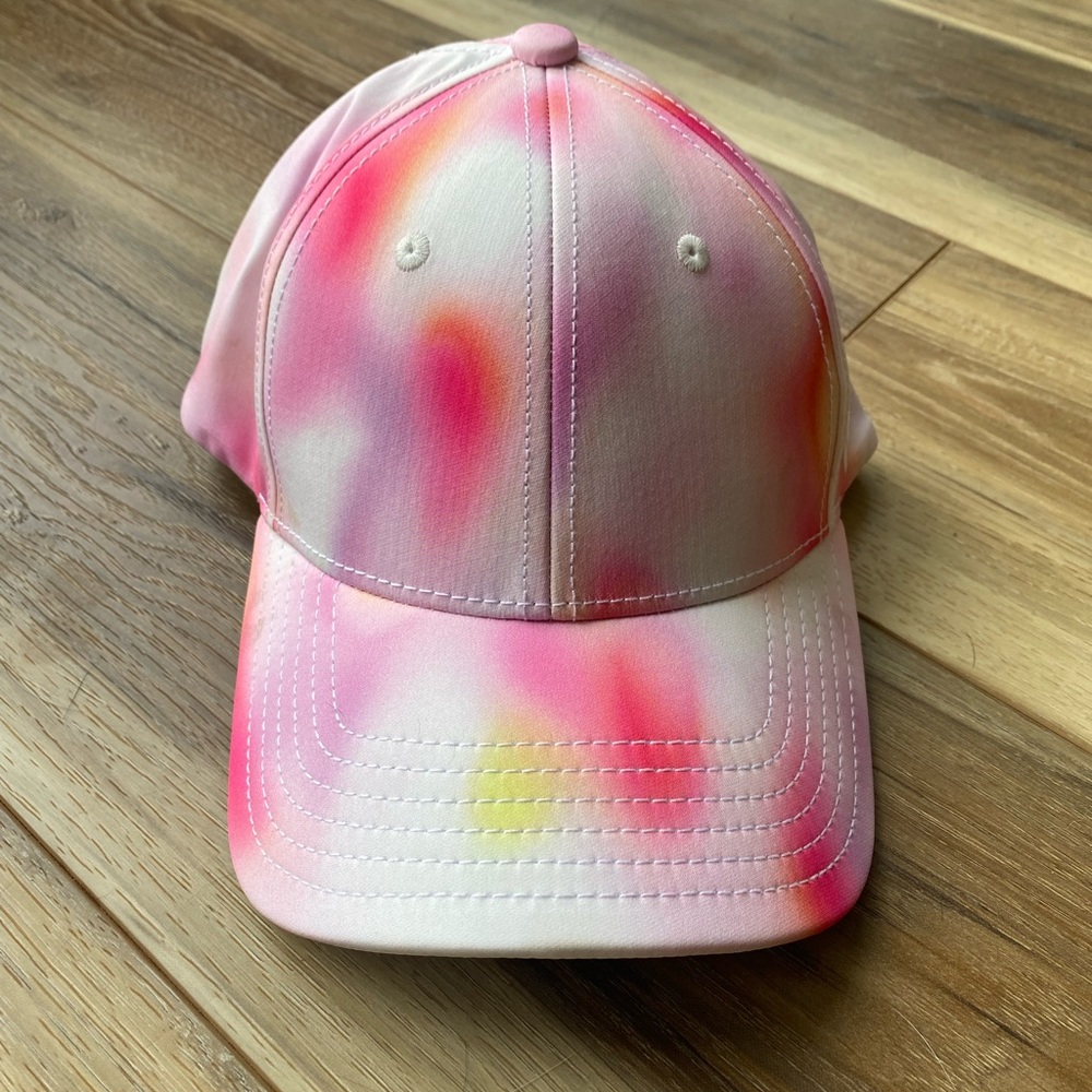 Ponyback hat (magnetic back closure)